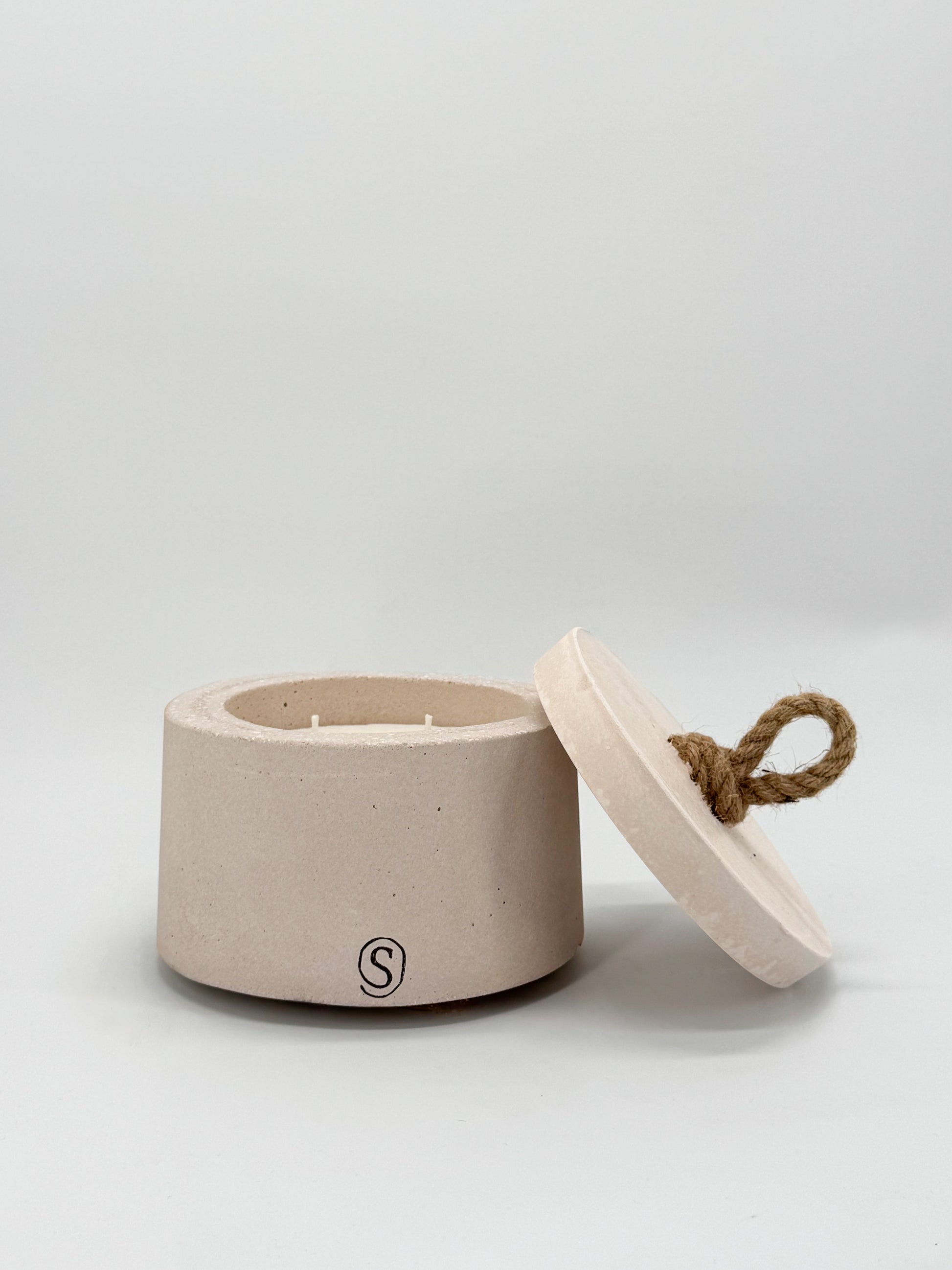 Refillable concrete candle with minimalist lid, handmade in Provence
Indoor concrete candle with soft natural fragrance, refillable and handmade in Provence, perfect for home decor — Siwa Candles.