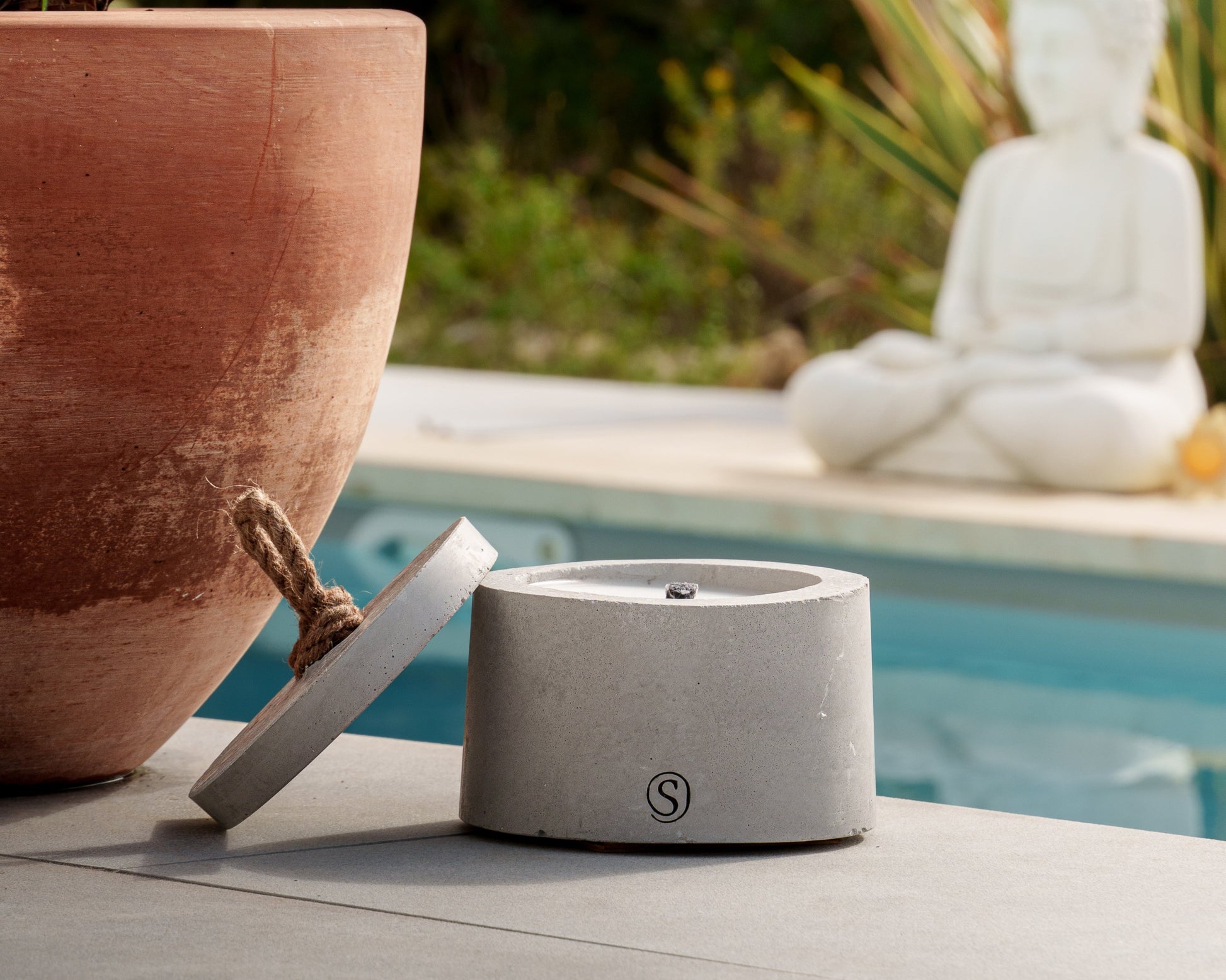 Handmade outdoor candle in concrete pot, ideal for garden or patio decor, refillable and made in Provence by Siwa Candles.