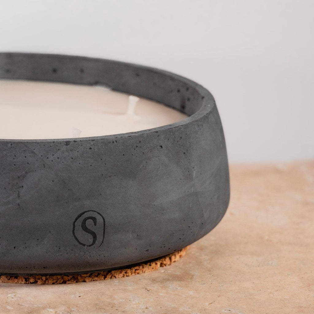 Bougie d’intérieur en béton noire faite main en Provence – Siwa Candles