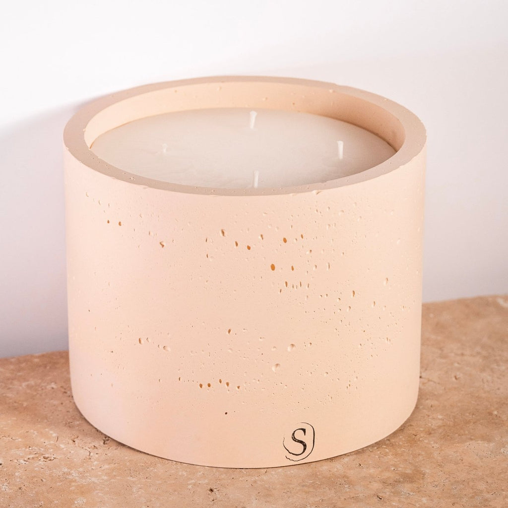 Bougie d’intérieur en béton orange faite main en Provence – Siwa Candles