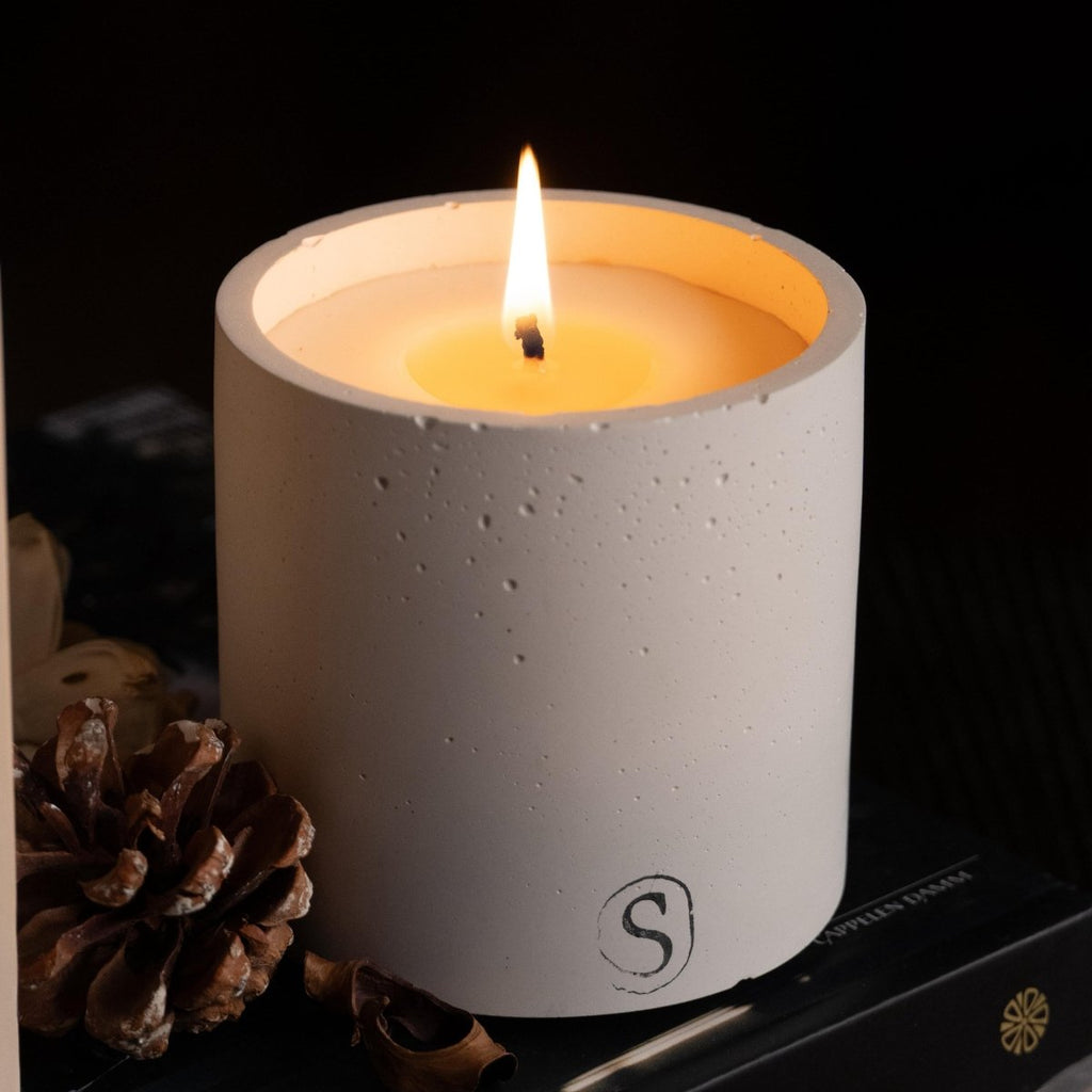 "Bougie d’intérieur en béton blanche faite main en Provence – Siwa Candles"