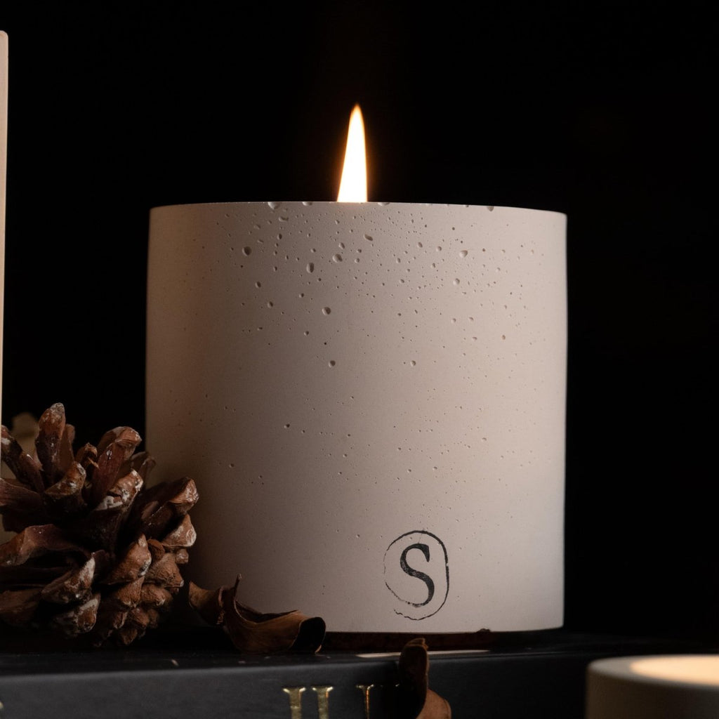 "Bougie d’intérieur en béton blanche faite main en Provence – Siwa Candles"