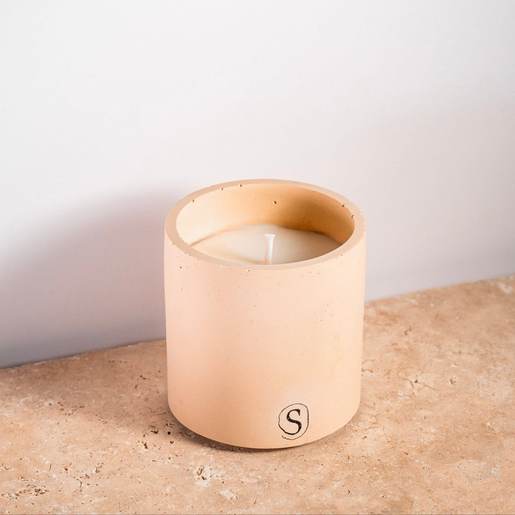 "Bougie d’intérieur en béton orange faite main en Provence – Siwa Candles"