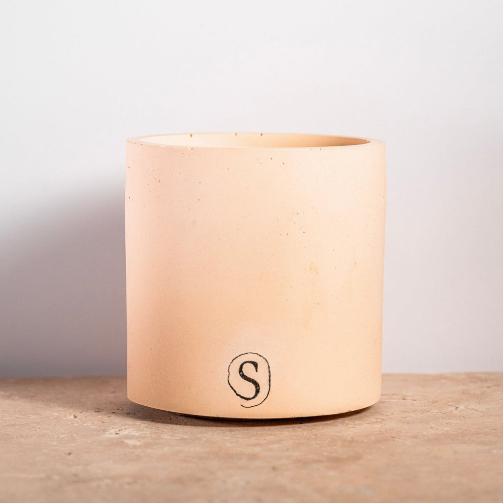"Bougie d’intérieur en béton orange faite main en Provence – Siwa Candles"