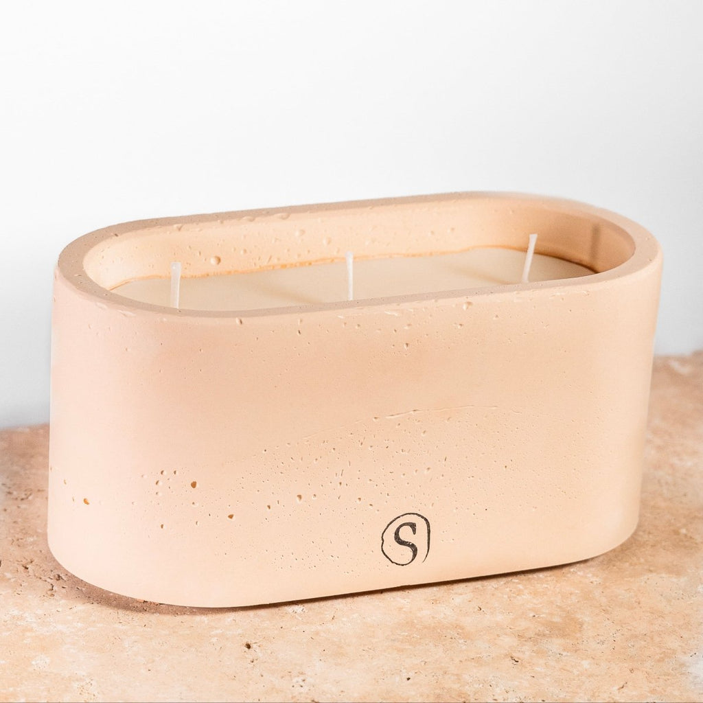 "Bougie d’intérieur en béton orange faite main en Provence – Siwa Candles"