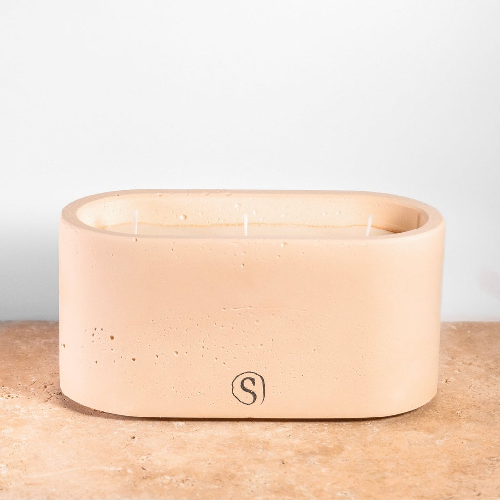 "Bougie d’intérieur en béton orange faite main en Provence – Siwa Candles"