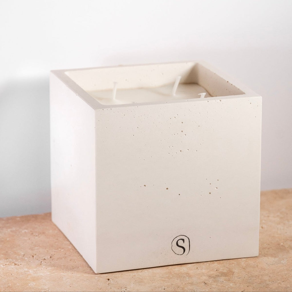 "Bougie d’intérieur en béton blanche faite main en Provence – Siwa Candles"