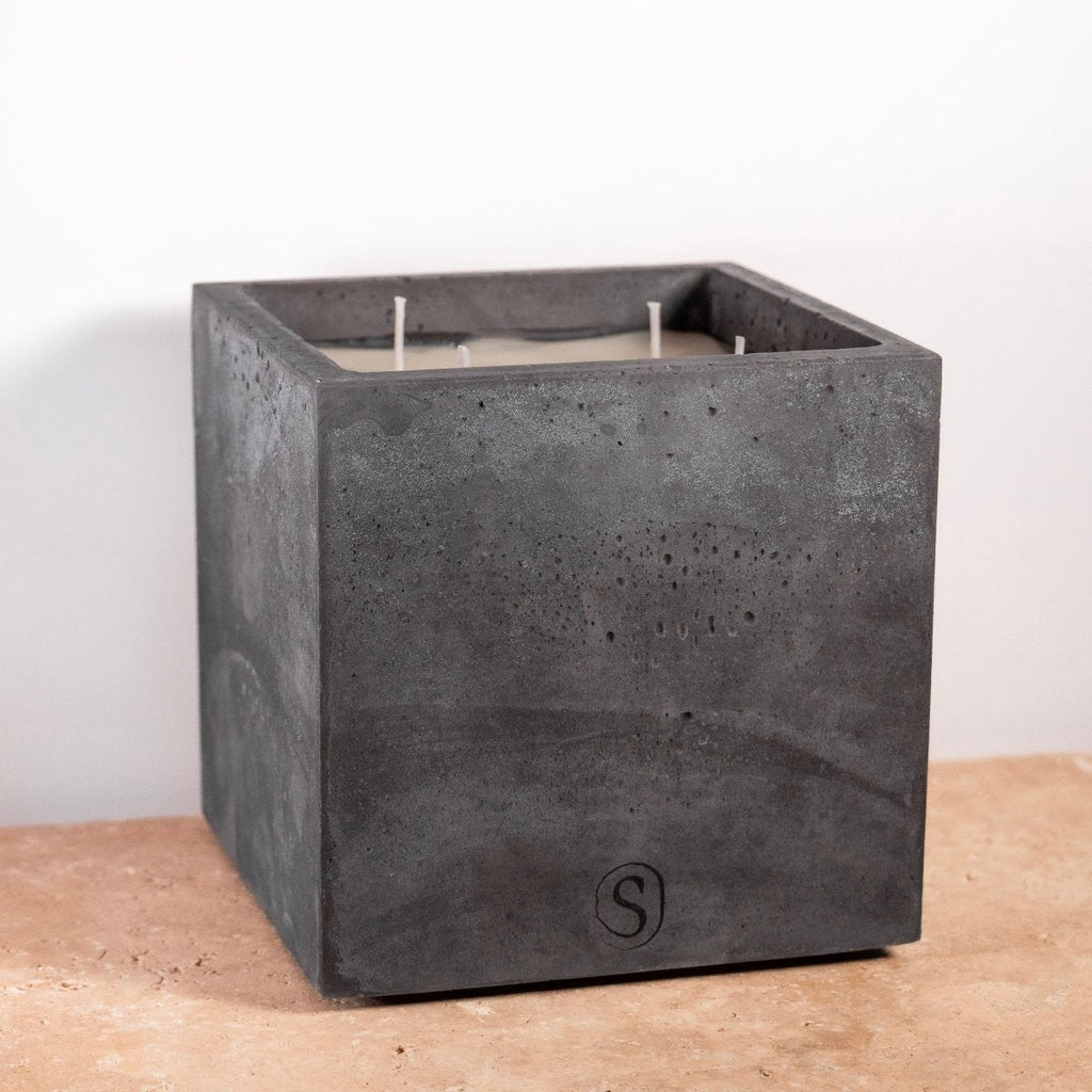 "Bougie d’intérieur en béton noire faite main en Provence – Siwa Candles"