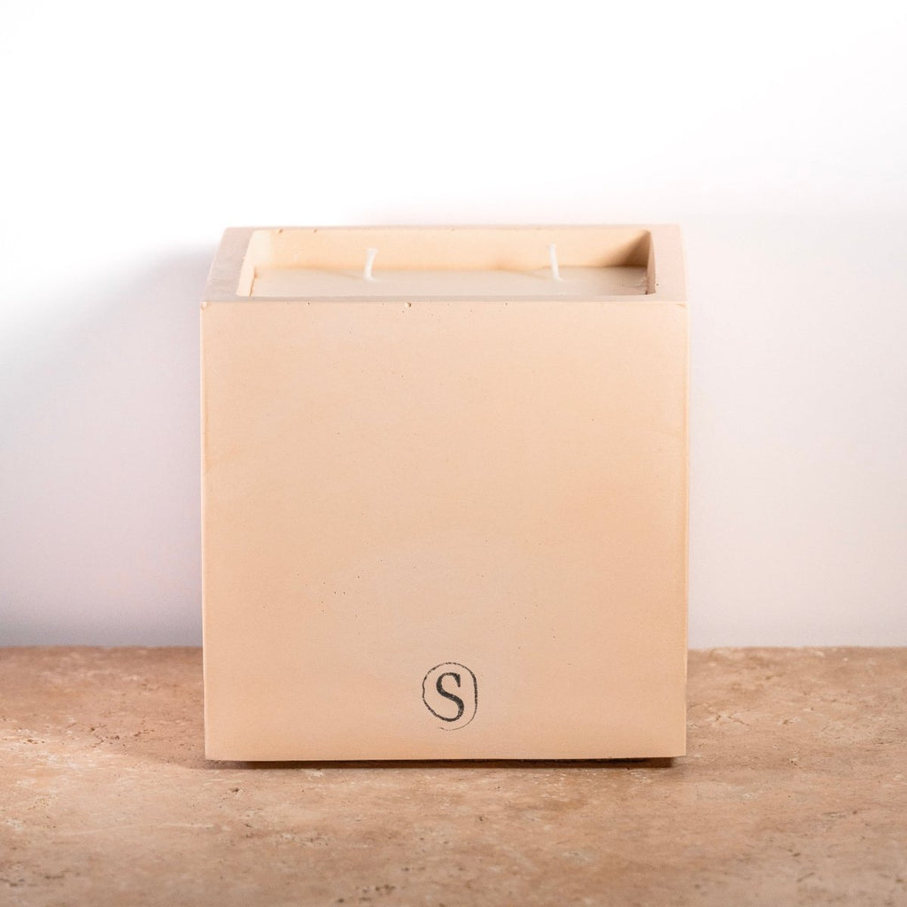 "Bougie d’intérieur en béton orange faite main en Provence – Siwa Candles"