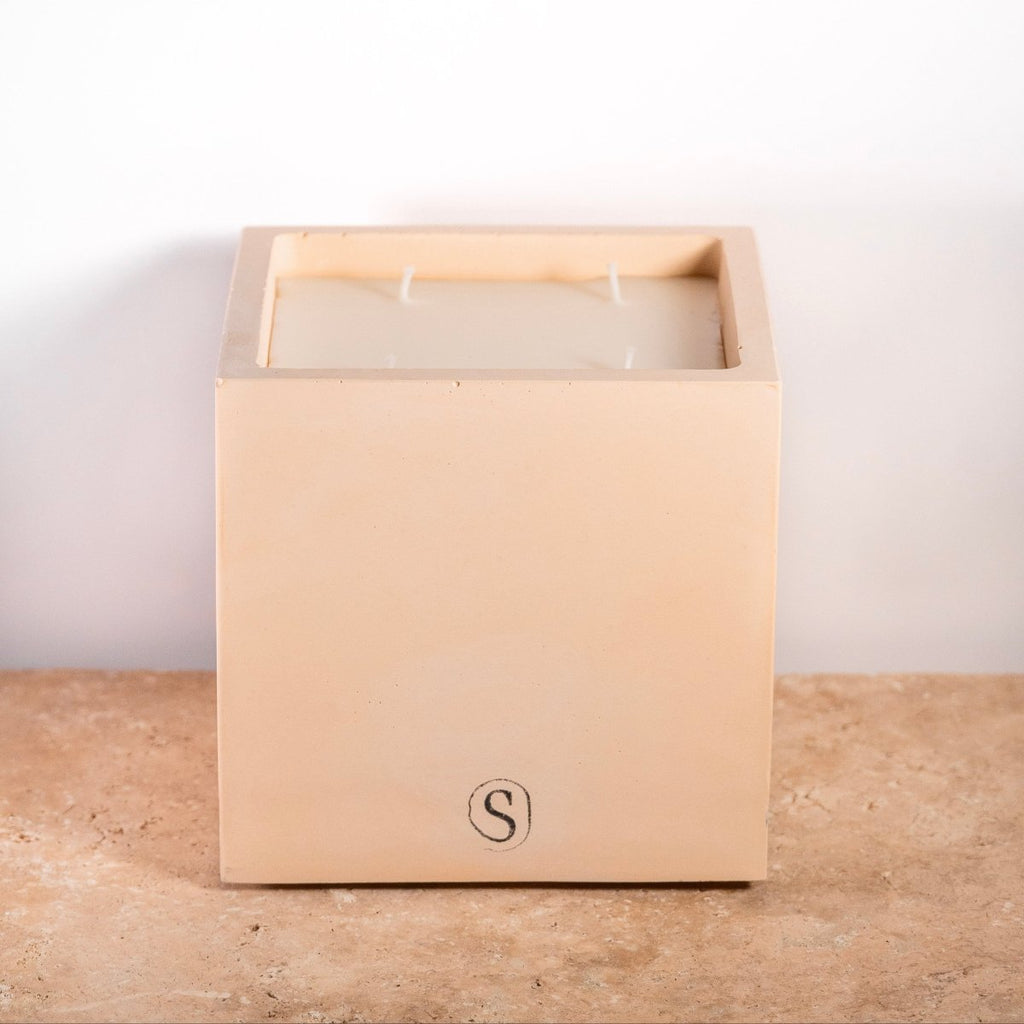 "Bougie d’intérieur en béton orange faite main en Provence – Siwa Candles"