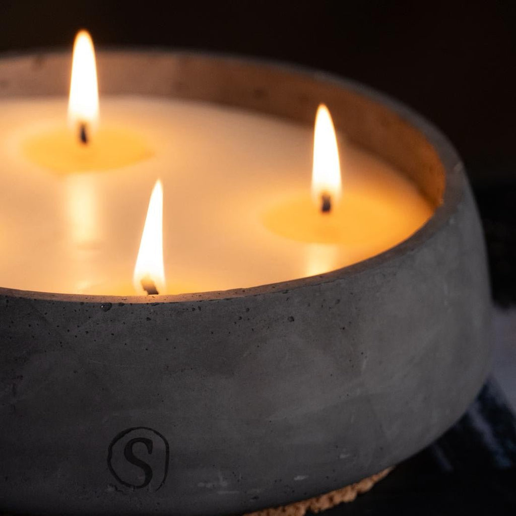 Bougie d’intérieur en béton noire faite main en Provence – Siwa Candles