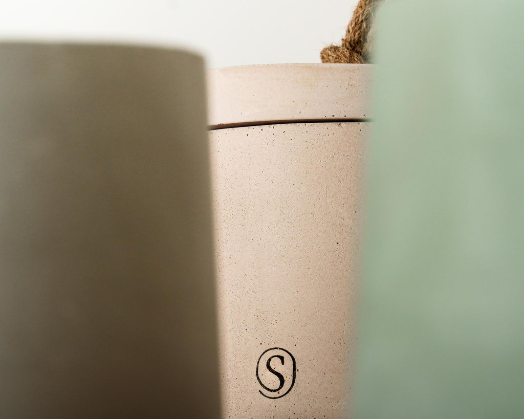 Refillable concrete candle with minimalist lid, handmade in Provence
Indoor concrete candle with soft natural fragrance, refillable and handmade in Provence, perfect for home decor — Siwa Candles.