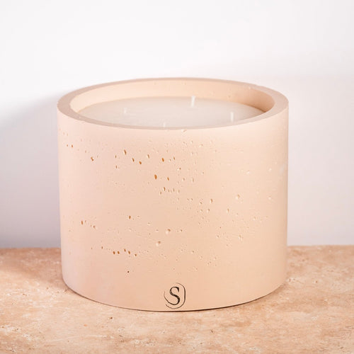 Bougie d’intérieur en béton orange faite main en Provence – Siwa Candles