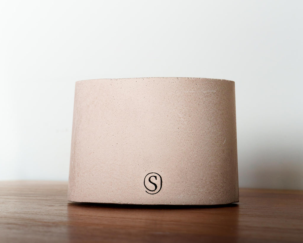 Refillable concrete candle with minimalist lid, handmade in Provence
Indoor concrete candle with soft natural fragrance, refillable and handmade in Provence, perfect for home decor — Siwa Candles.