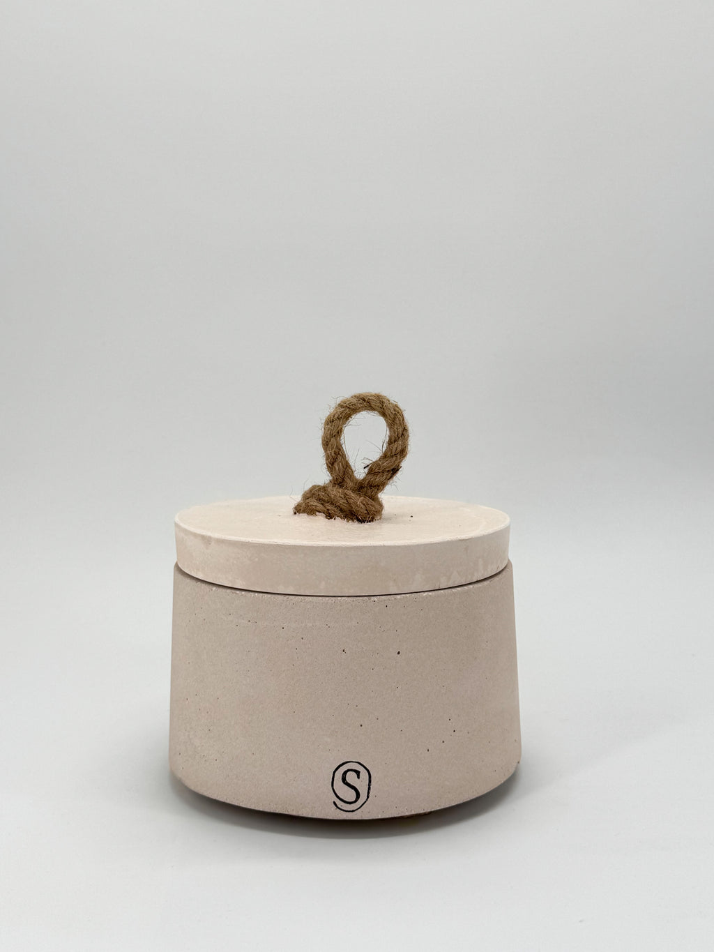 Refillable concrete candle with minimalist lid, handmade in Provence
Indoor concrete candle with soft natural fragrance, refillable and handmade in Provence, perfect for home decor — Siwa Candles.