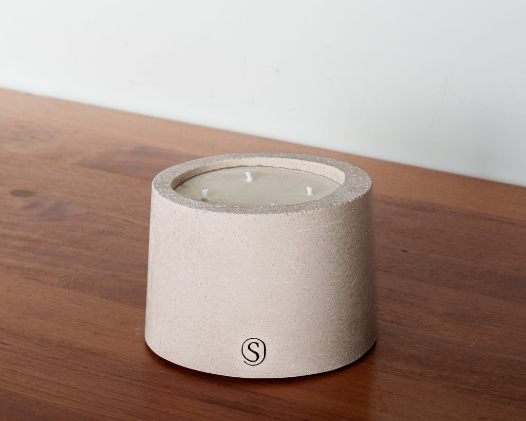 Refillable concrete candle with minimalist lid, handmade in Provence
Indoor concrete candle with soft natural fragrance, refillable and handmade in Provence, perfect for home decor — Siwa Candles.