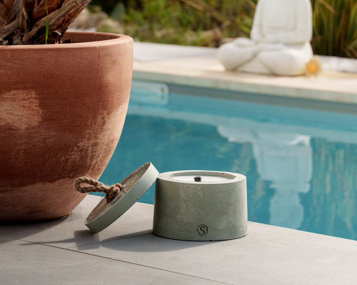 Handmade outdoor candle in concrete pot, ideal for garden or patio decor, refillable and made in Provence by Siwa Candles. 